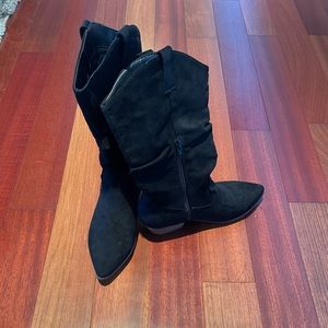 Mid-calf scrunched shaft boots